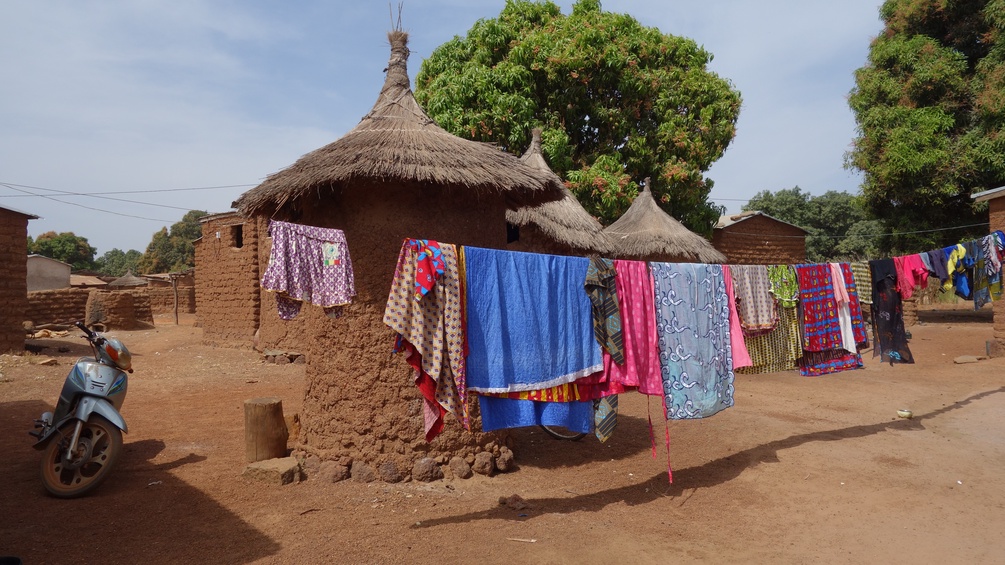Wäscheleine mit Wäsche in Mali