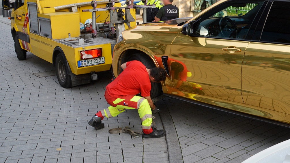 APA/DPA Ein goldenes Auto wird abgeschleppt.