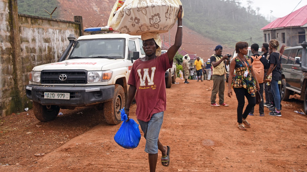 Menschen auf der Straße in der Hauptstadt von Sierra Leone, Freetown