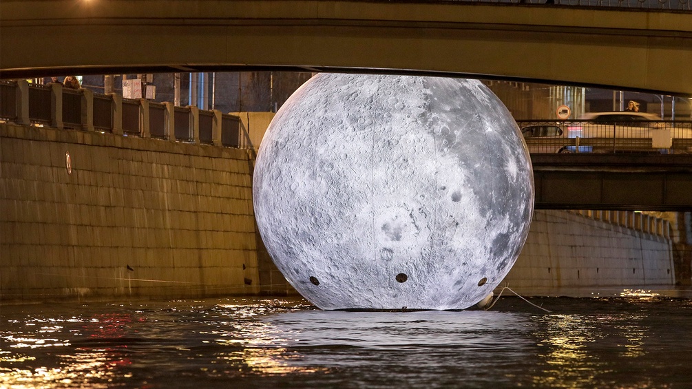 Mond auf Wasser