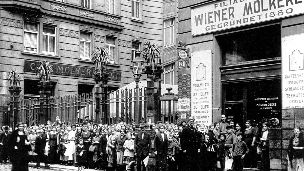 Menschenschlangen vor einem Geschäft in Wien III., Radetzkystraße 27.