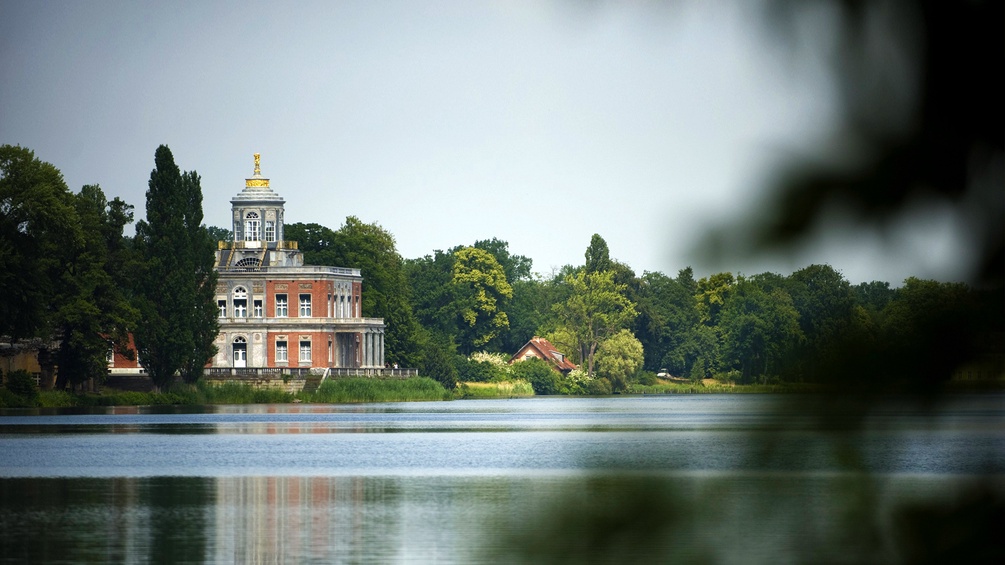 Marmorschloss in Potsdam vom See aus 