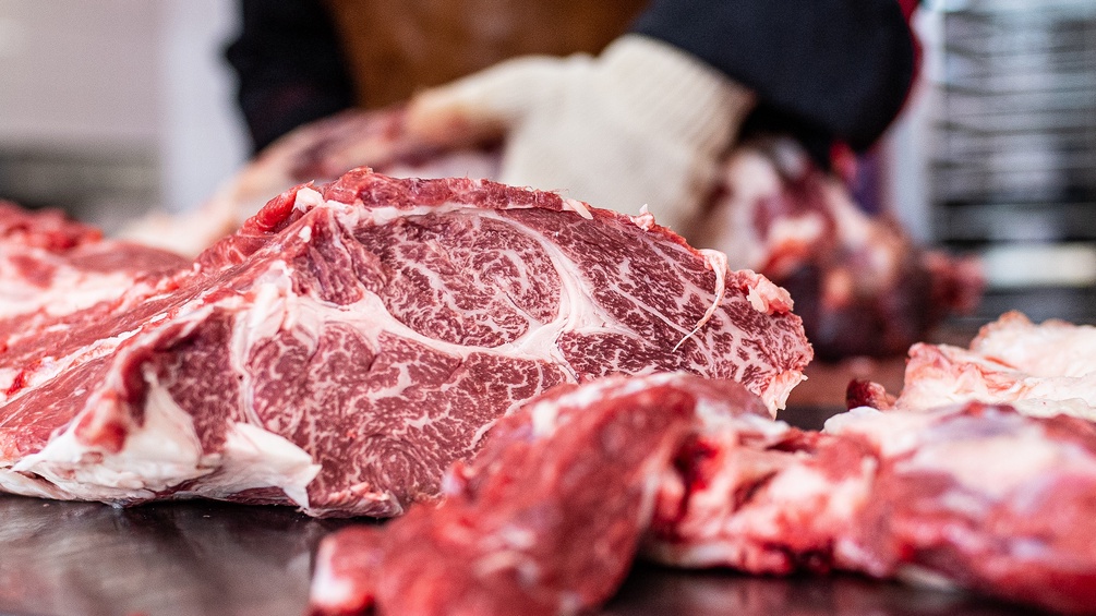 PICTUREDESK.COM/DPA/GUIDO KIRCHNER Rindfleisch vom Wagyu-Rind wird zugeschnitten