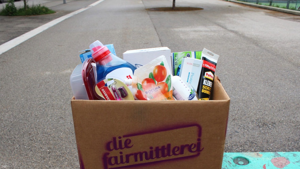 Eine Box mit verschiedenen Produkten der "Fairmittlerei".