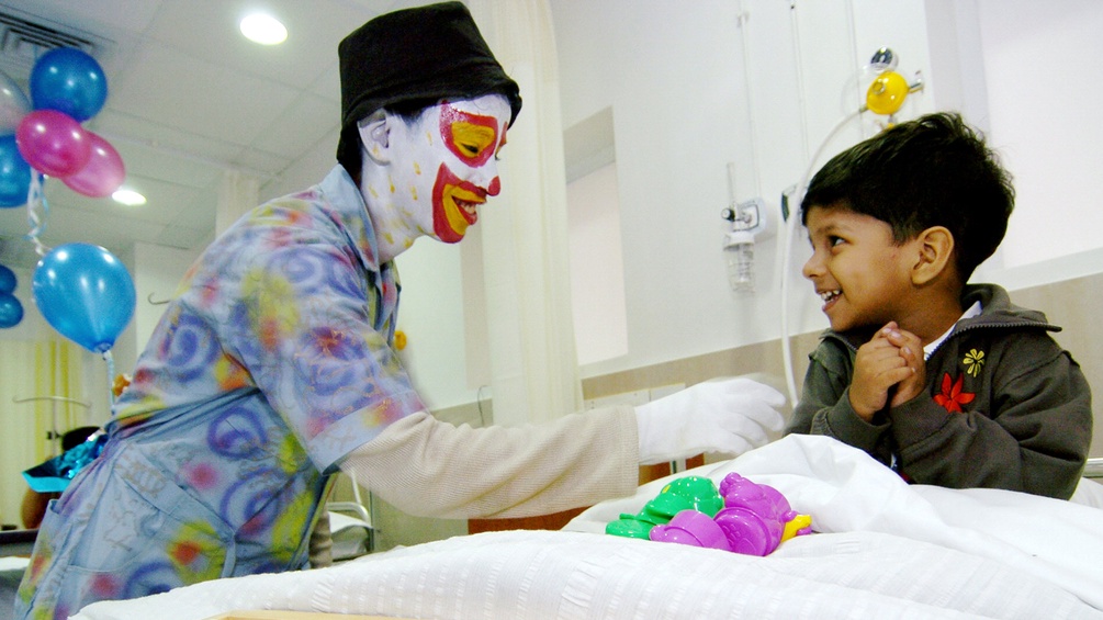 Klinikclown mit lachendem Kind