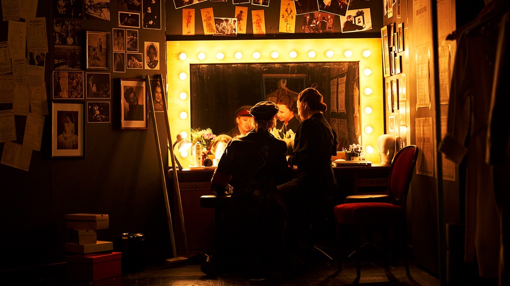 Szene aus Burgtheater, Carolina Peters und Birgit Minichmayr