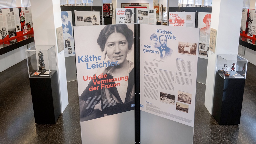 MANUEL DOMNANOVICH "Käthe Leicher und die Vermessung der Frauen", Ausstellungsansicht