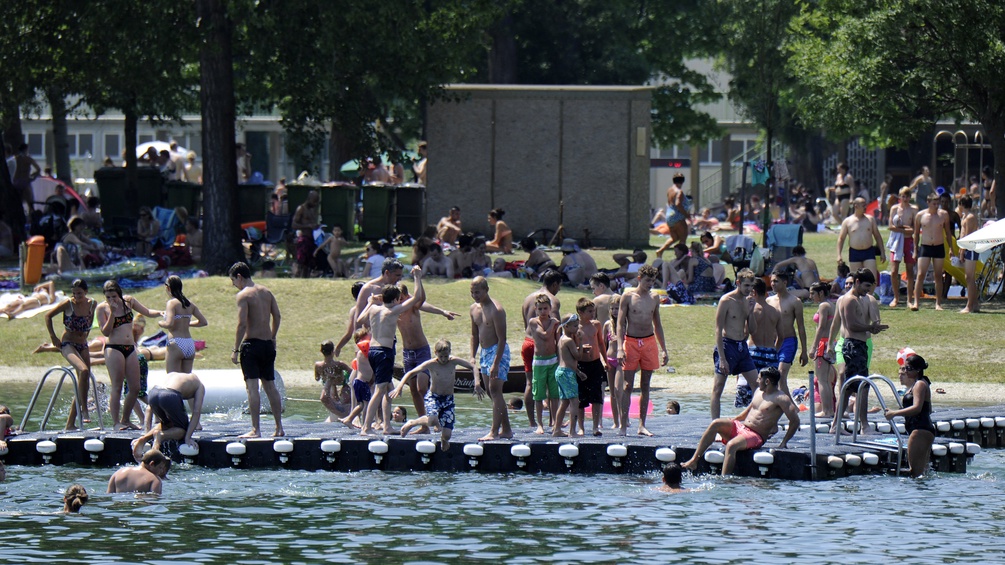 Besucher des Strandbad Gänsehäufel in Wien-Donaustadt