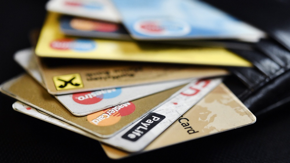 Kreditkarten und Bankomatkarten in einer Geldbörse