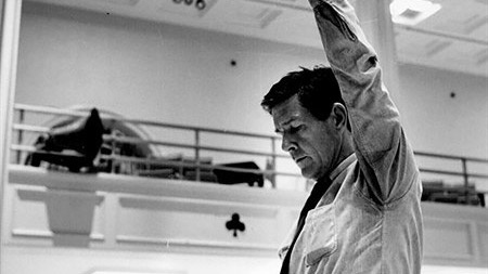 John Cage beim Dirigieren um 1967