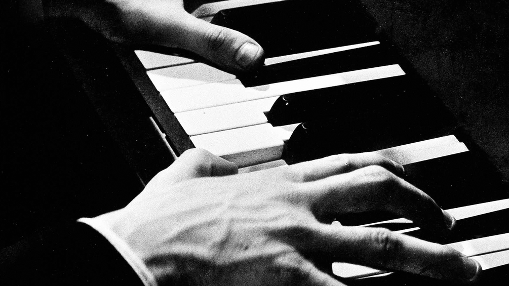 Männerhände spielen Klavier