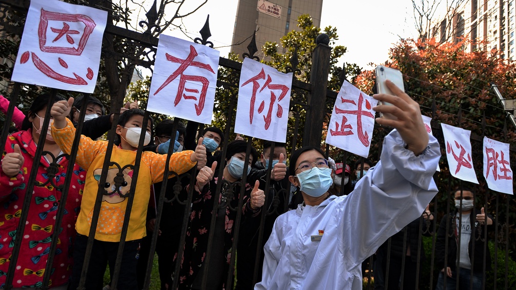 Einwohner von Wuhan halten Schriftzeichen in die Luft um ihren Dank auszudrücken