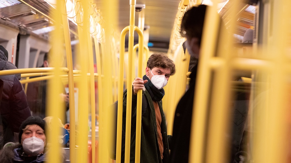 Menschen mit Maske in der U-Bahn