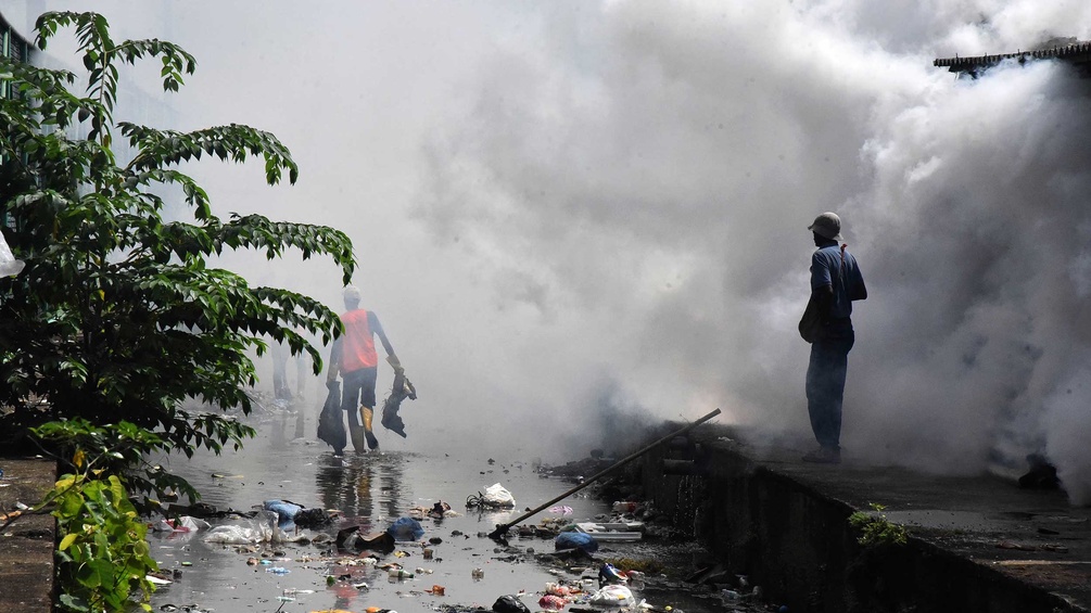 PICTUREDESK.COM/EYEVINE/GAYAN SAMEERA XINHUA Desinfektion wird in Sri Lanka versprüht