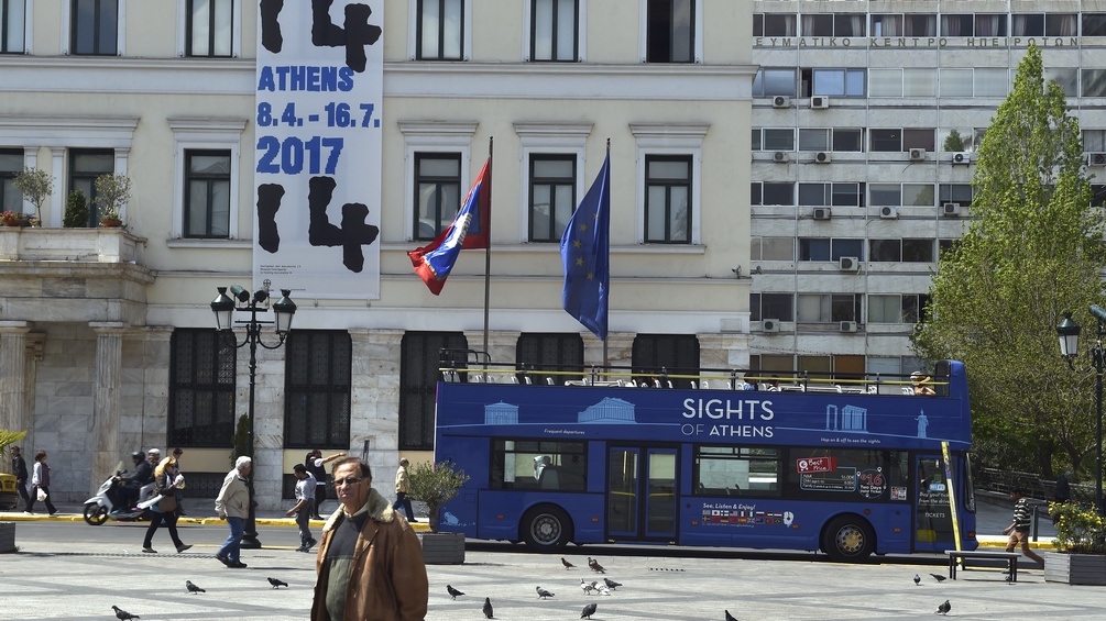 Athener Rathaus mit Documenta-Fahne