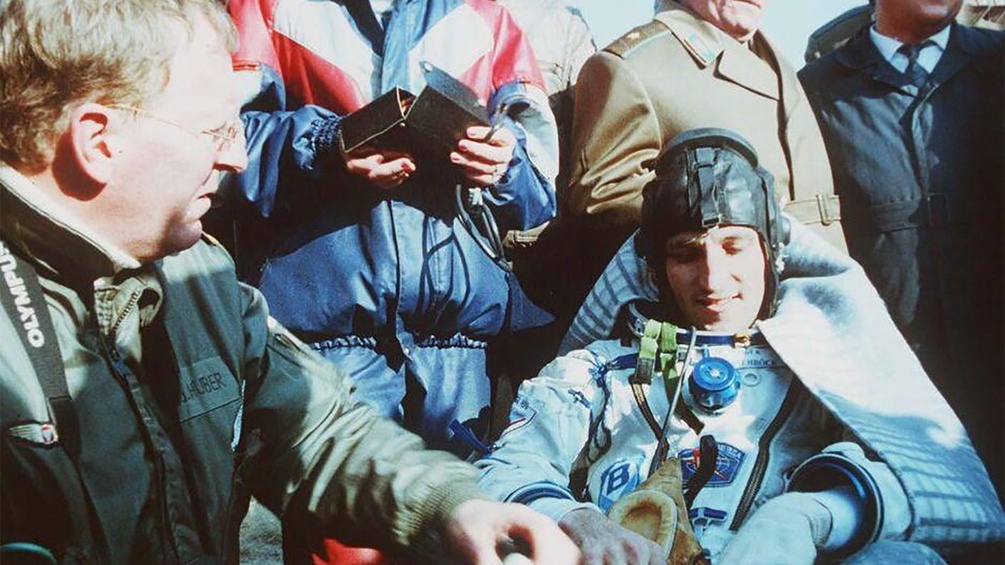 JOACHIM HUBER Franz Viehböck und sein betreuender Arzt Joachim Huber nach der Landung der Sojus TM-12 1991 in Kasachstan