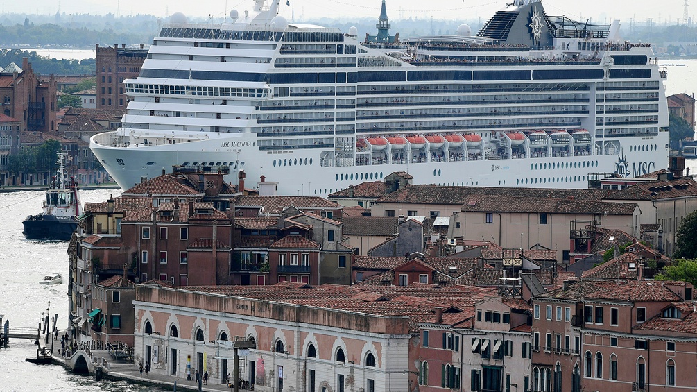 APA/AFP/MIGUEL MEDINA Ein Kreuzfahrtschiff fährt durch Venedig