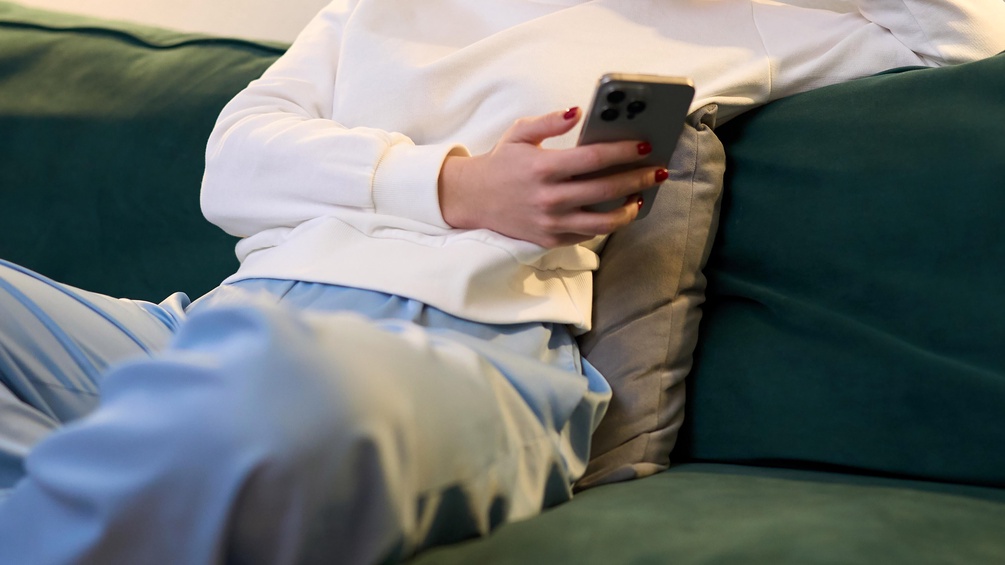 Frau auf dem Sofa mit Smartphone