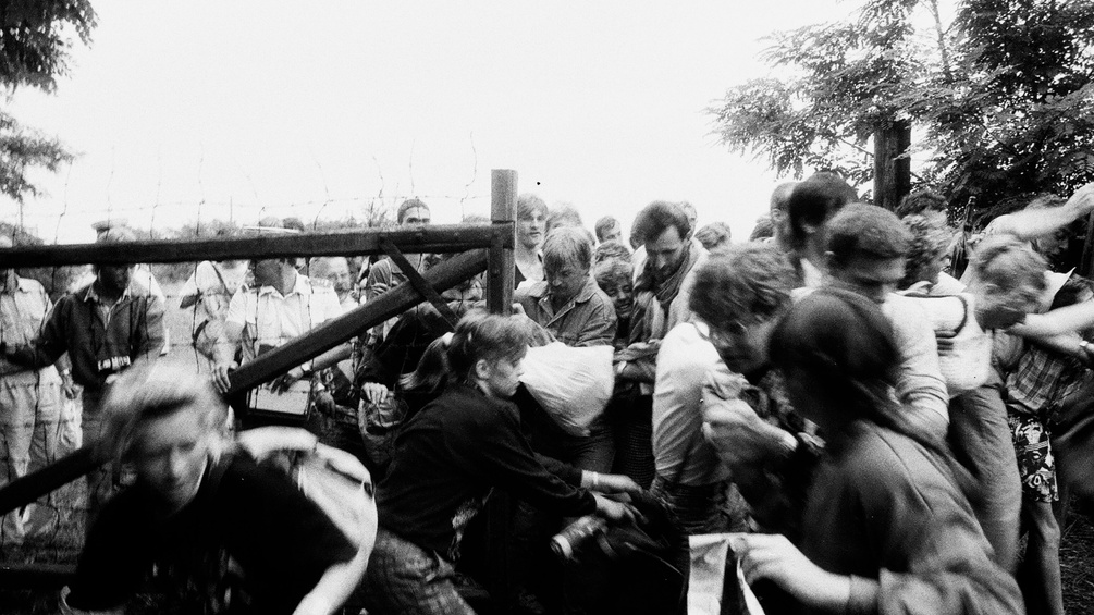Riss im Eisernen Vorhang: Am 19.08.1989 flohen bei einer kurzfristige Grenzöffnung anlässlich einer unter dem Motto «Paneuropäisches Picknick» geplanten Friedensdemonstration auf einer Wiese im ungarischen Sopronpuszta Hunderte DDR-Bürger durch dass Grenztor nach Österreich.