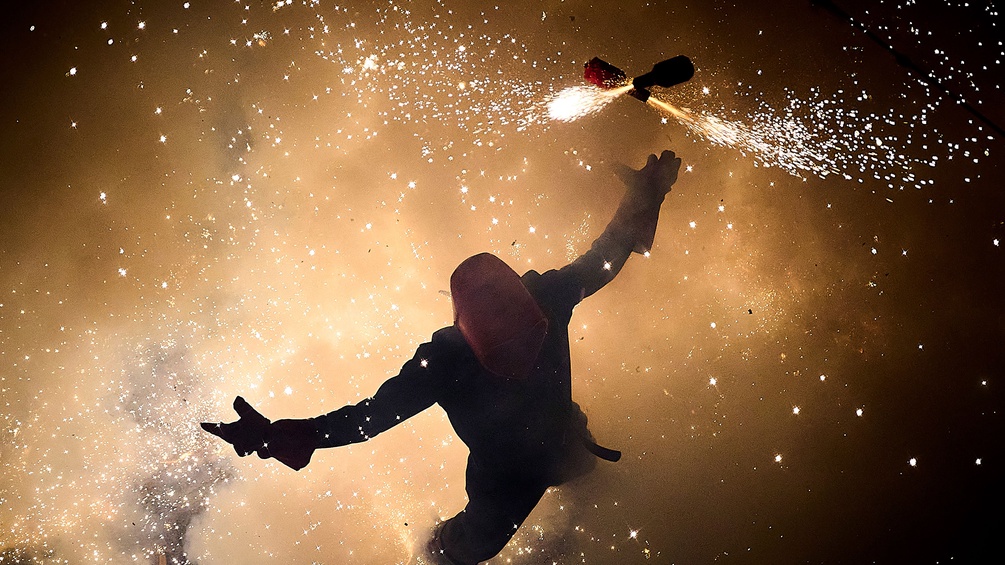 Mann mit Funken, Feuerfunken, Feuerwerk