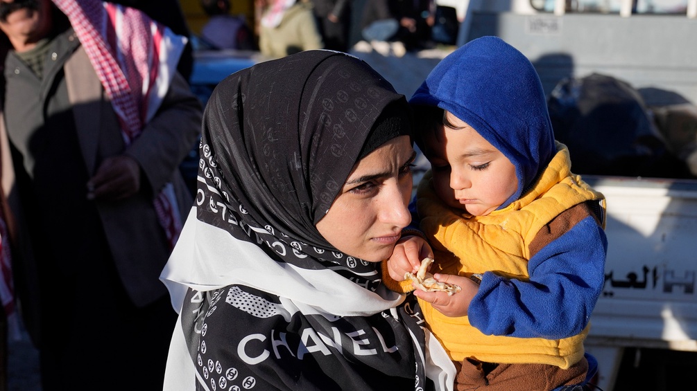 Syrische Frau mit Kind auf der Flucht