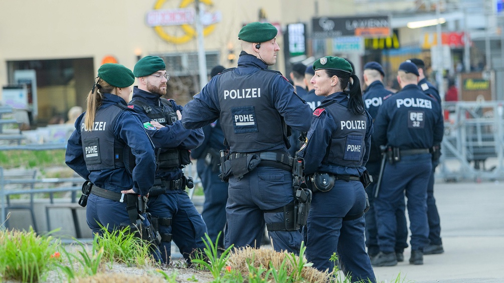 Polizisten auf dem Reumannplatz