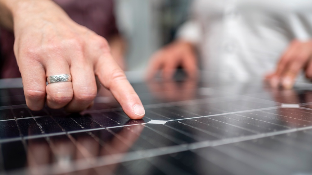 Hände, Finger zeigt auf etwas