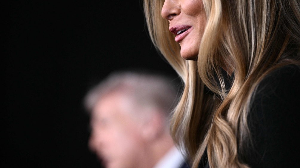 Melania Trump, im Hintergrund Donald Trump