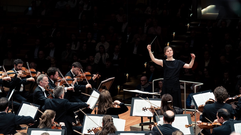 Mirga Gražinytė-Tyla dirigiert die Berliner Philharmoniker