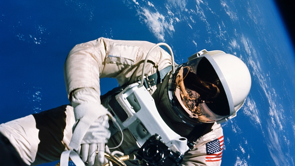 US-Astronaut im Weltall, 1965