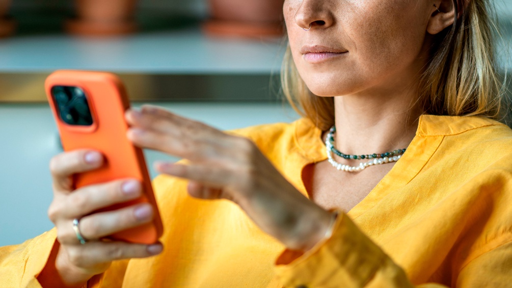 Frau hält ein Smartphone in Händen