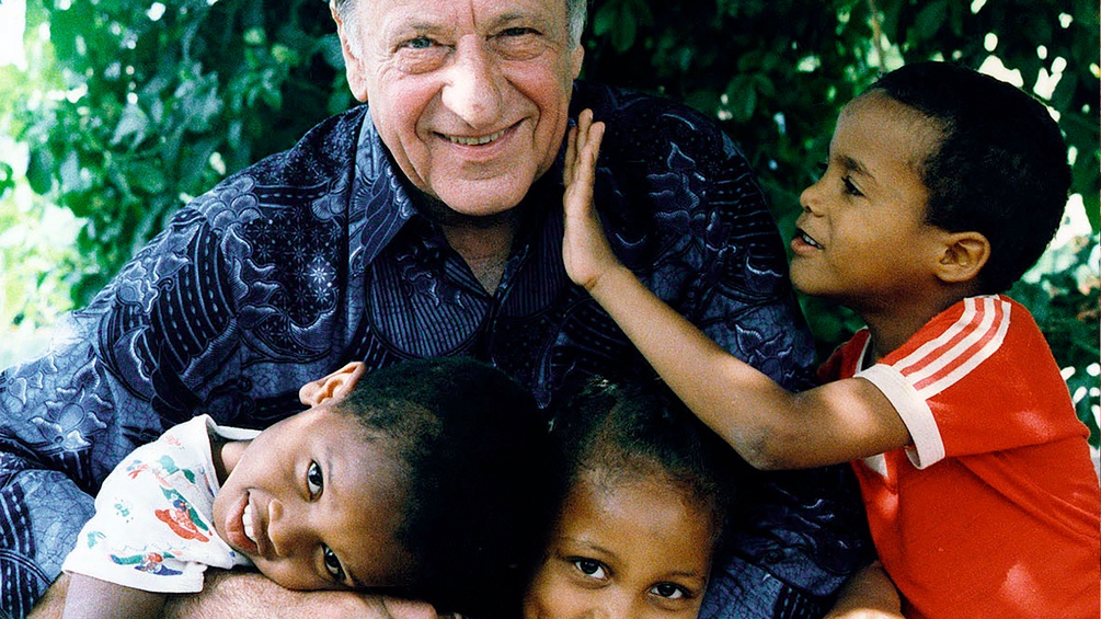 Hermann Gmeiner mit Kindern