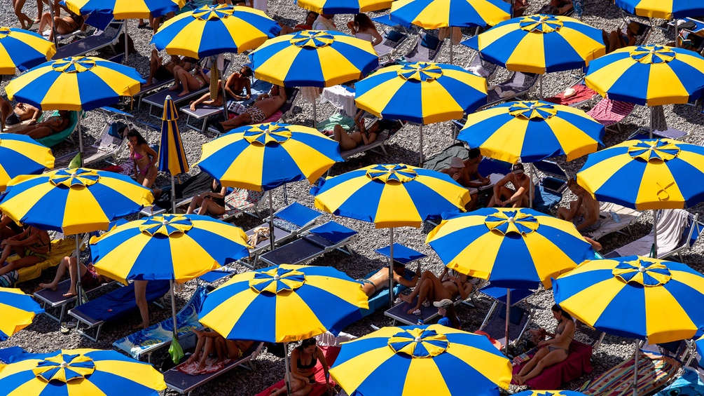 Ein Strand mit vielen Sonnenschirmen an der Amalfiküste