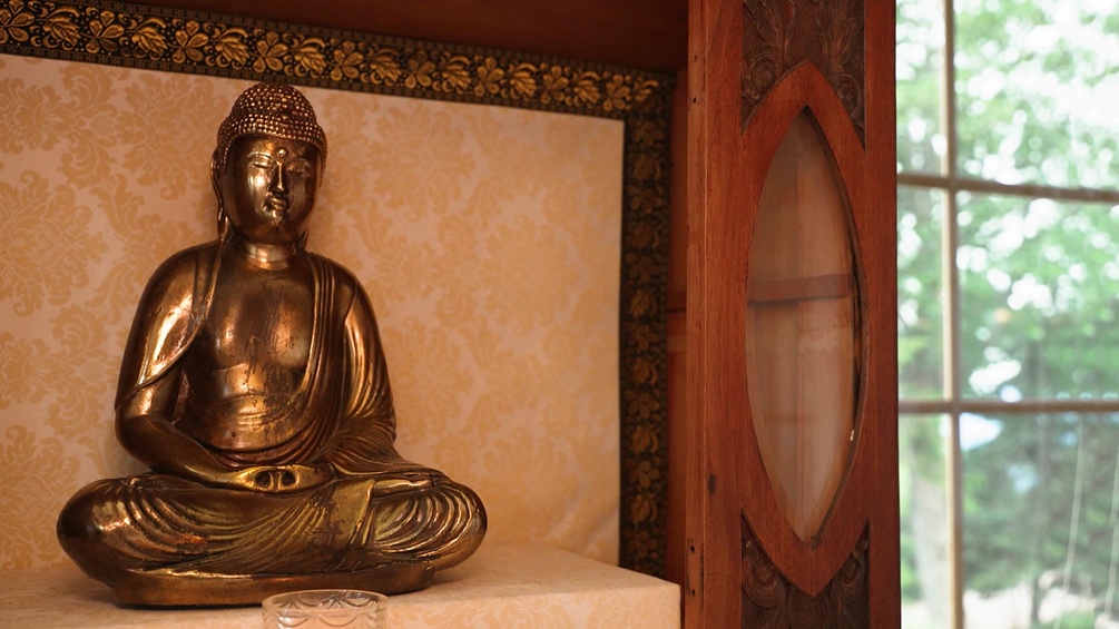 BergZendo: Buddhafigur im alten Meditationsraum
