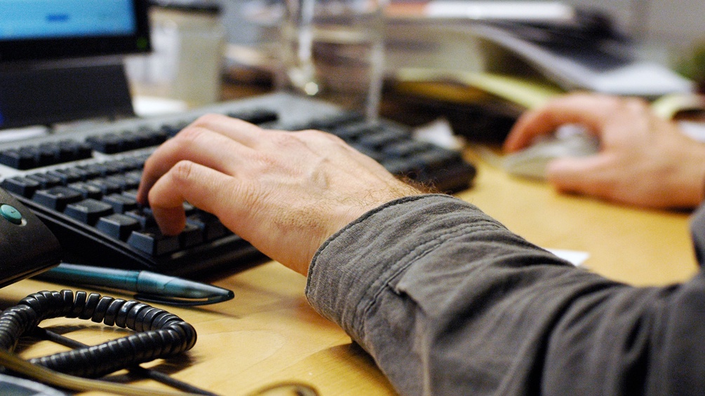 Männerhände auf Tastatur