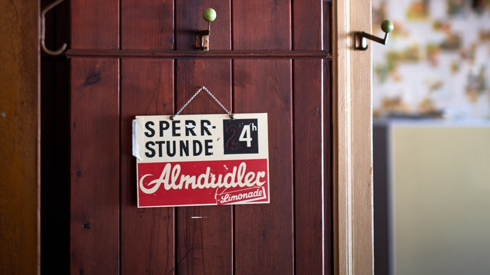 Sperrstundenschild in einem Wirtshaus