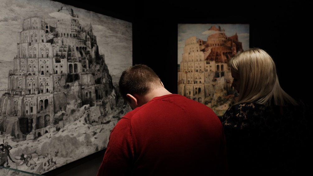 Zwei junge Menschen vor einem Gemälde im KHM, Turmbau zu Babel