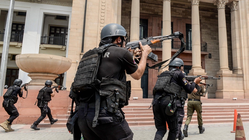 PICTUREDESK.COM/AFP/MURTAZA ALI Polizeikommando vor der Provinzversammlung des Punjab in Lahore