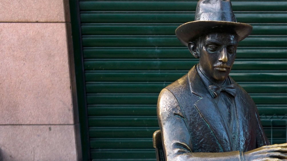Statue von Fernando Pessoa