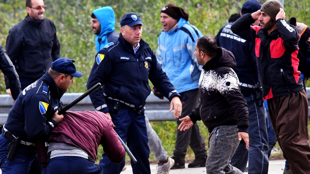 Flüchtlinge streiten mit der bosnischen Polizei.