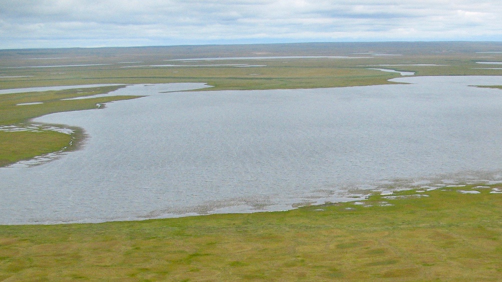 Polygon-Tundra auf der Taimyr-Halbinsel in Zentralsibirien vom Helikopter aus gesehen 