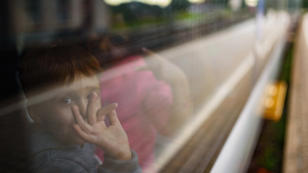 AFP/JURE MAKOVEC Kinder blicken aus einem Zug