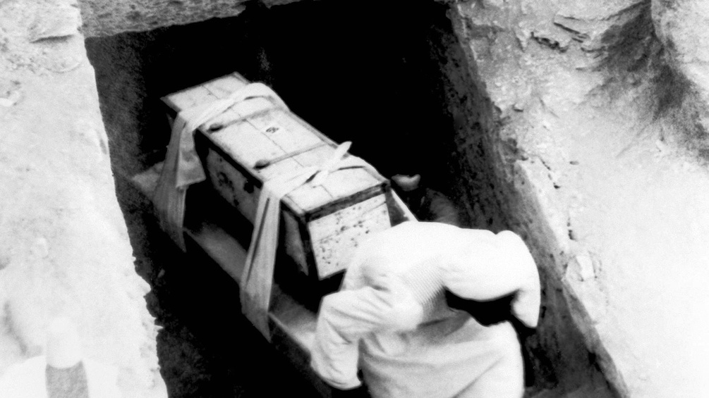 Grabkammer des Pharaos Tutanchamun: Mann trägt etwas aus der Kammer