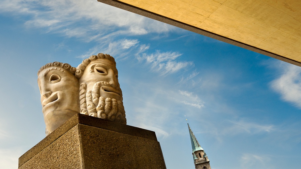 Masken vor dem Festspielhaus in Salzburg