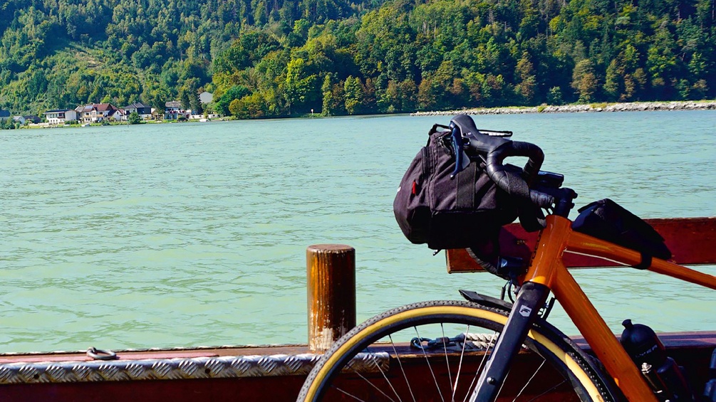 Fahrrad und Donau (Ausschnitt des Buchumschlags)