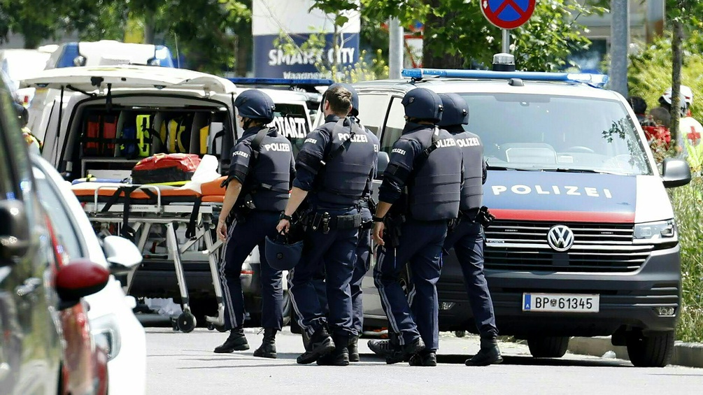 PICTUREDESK.COM/APA/ERWIN SCHERIAU Polizei und Rettung in Graz auf der Straße nach Amoklauf in Schule