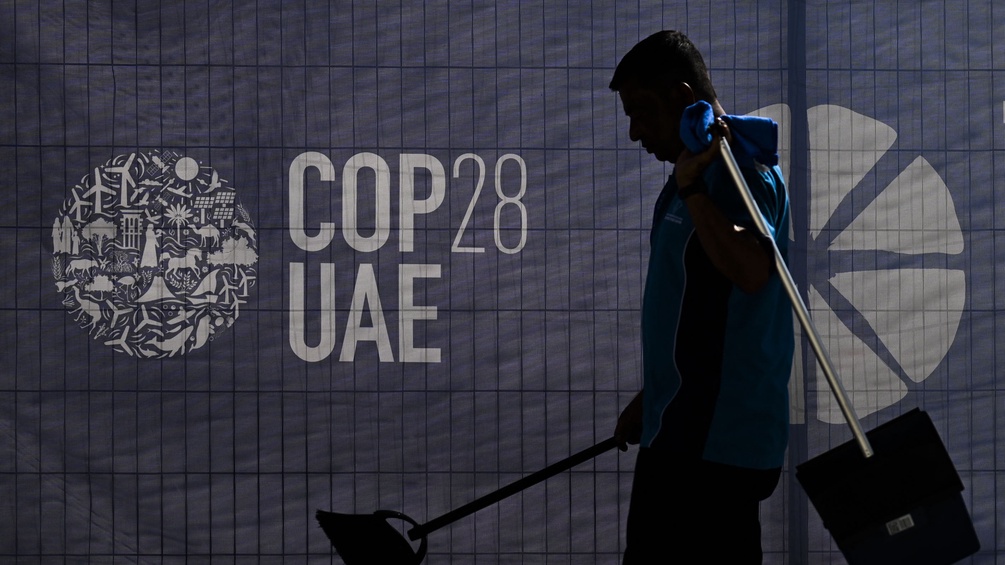 Bauzaun mit COP28-Logo
