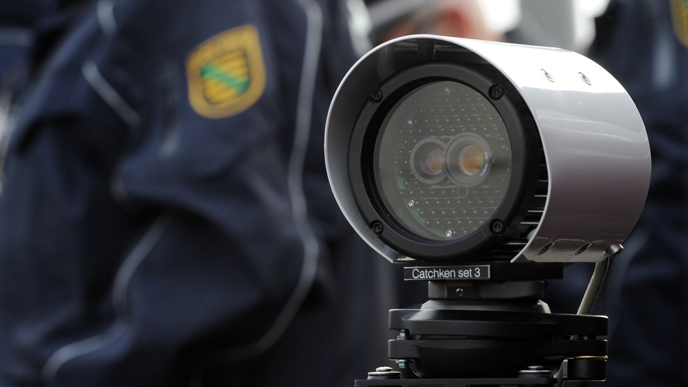 Polizisten mit einer Überwachungskamera