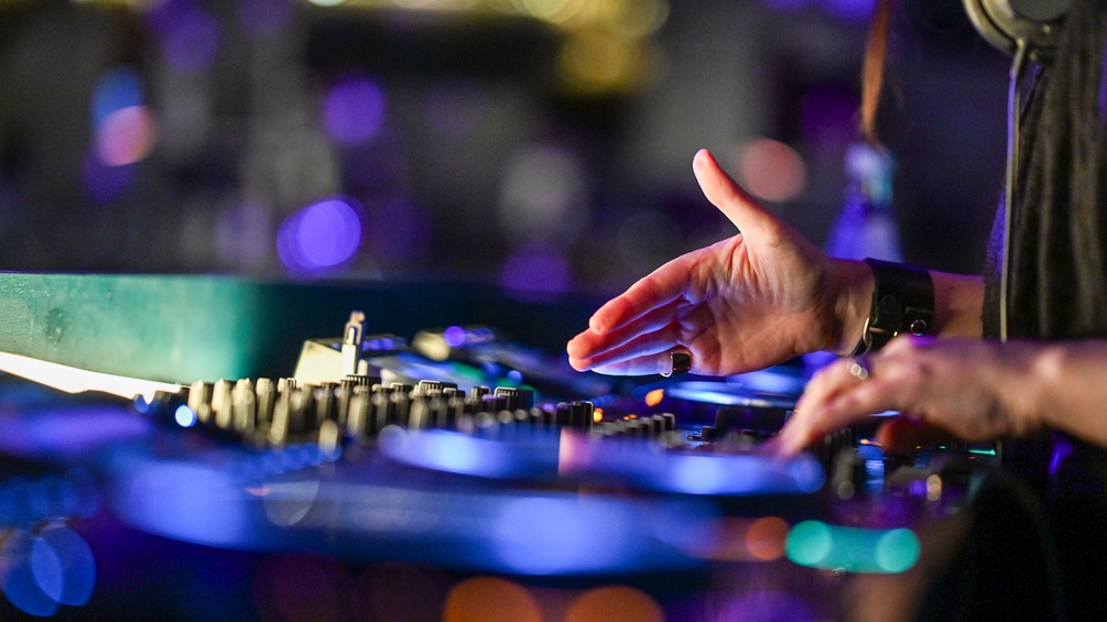 Berliner DJane in einem Musikclub