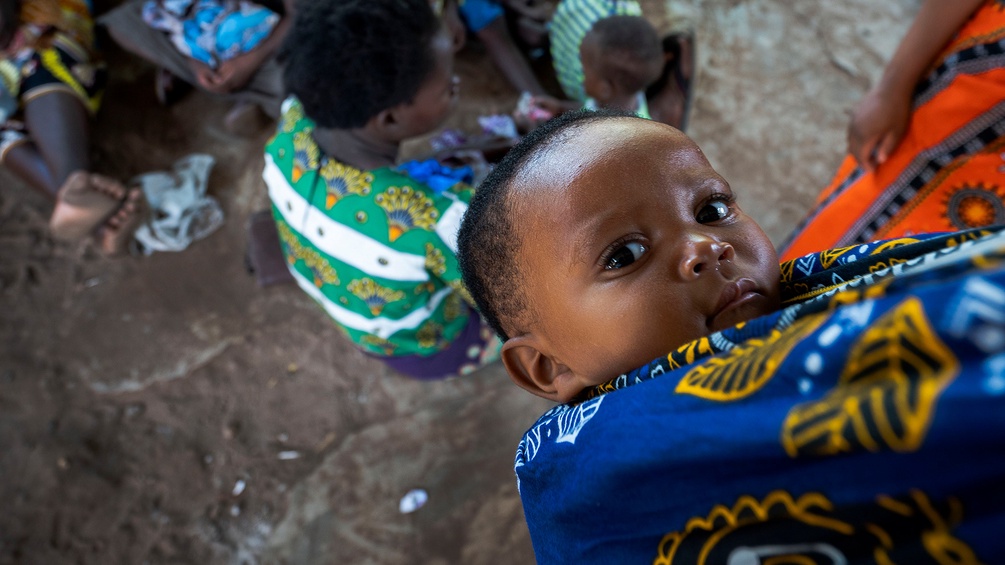 Baby in der Trage in Malawi